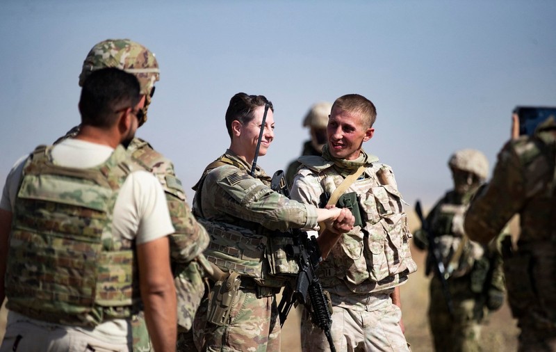 Un „rar moment" de simpatie între trupele ruse și americane din Siria: cum au fost surprinși soldații celor două țări pe un câmp petrolier
