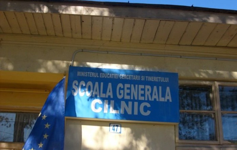 Tavanul unei școli din Gorj s-a prăbușit, în timp ce copiii erau în pauză. Director: „Putea să fie și altceva, dar Doamne-ajută că nu a fost”