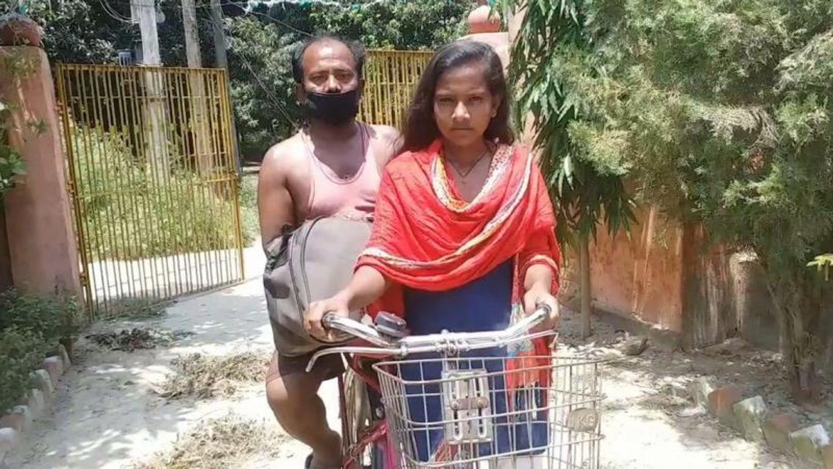 O fată de 15 ani și-a dus tatăl acasă pe bicicletă. A pedalat prin jumătate din India FOTO: New Indian Express