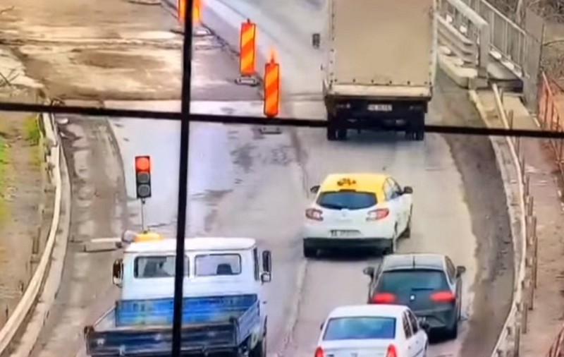 59 de șoferi au rămas fără permis în doar două ore, în Ialomița, după ce au trecut pe roșu pe podul în lucru de la intrarea în Slobozia