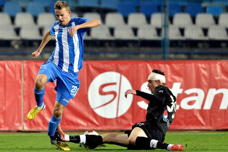 Nicusor Bancu, de la CSU Craiova, a fost scos din circuit de Alin Seroni, de la FC Viitorul, in meciul din optimile de finala ale Cupei României-Timisoreana, in Craiova, miercuri, 29 octombrie 2014. LAURENTIU MICH / MEDIAFAX FOTO