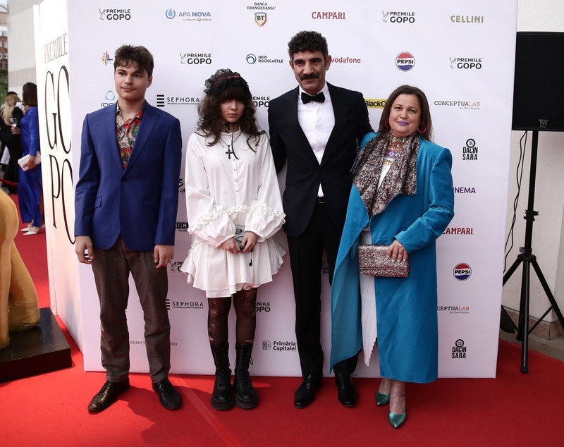 Toma Cuzin, cunoscut ca Firicel din „Las Fierbinți”, cu familia la Premiile GOPO 2024. Imagini rare cu soția și cei doi copii