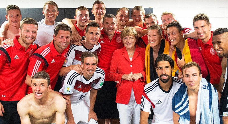 Dupămeciul cu Portugalia, cancelarul Anega Merkel a ţinut să se fotografieze cu fotbaliştii de la naţionala Germaniei FOTO: EPA