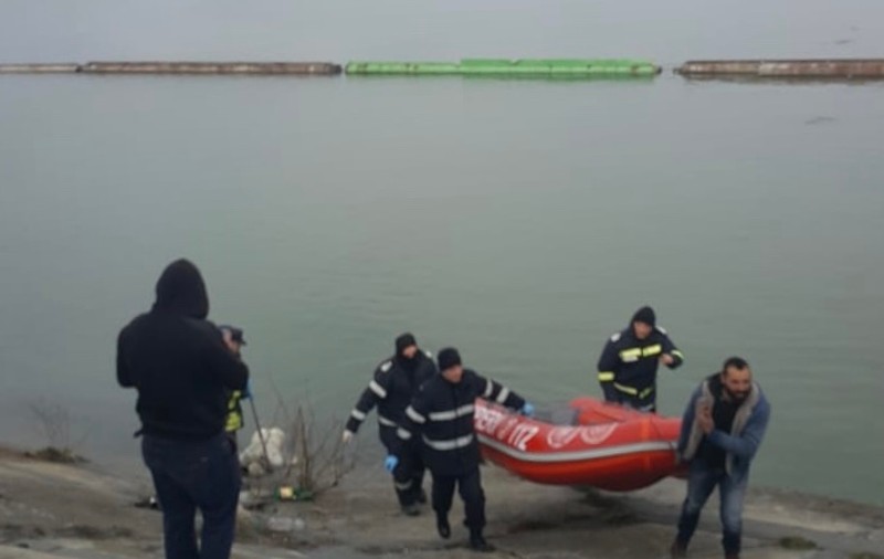 Un bărbat complet dezbrăcat a fost găsit mort în apele Oltului