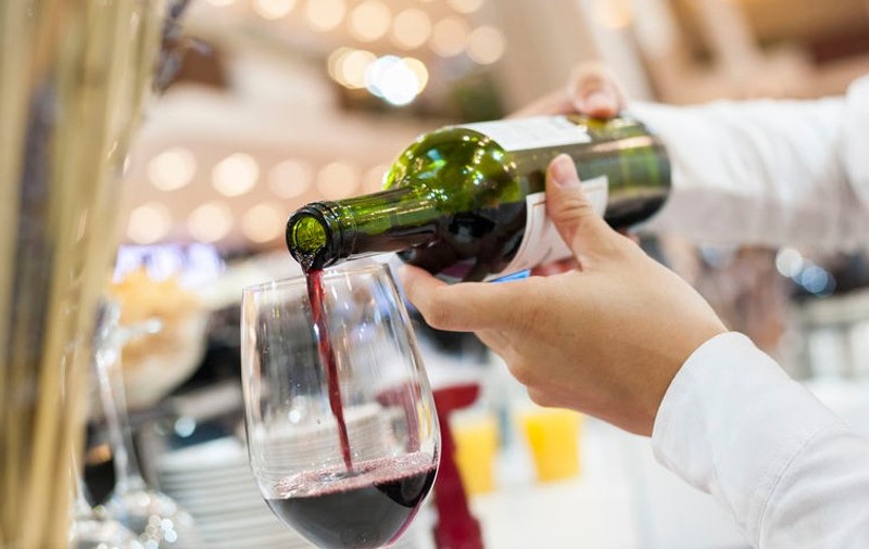 Un client a fost servit, din greșeală, cu o sticlă de vin în valoare de 5.000 de euro