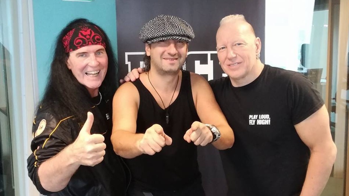 Dave Evans (stânga), primul solist al trupei AC/DC, Daniel Ignat, Mike Terrana, din trupa The ROCK