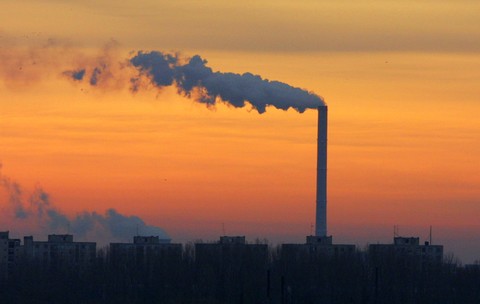 Apa caldă și carburanții s-ar putea scumpi cu 10% din cauza unei noi taxe eco inventate de UE. România e deja campioană la reducerea emisiilor