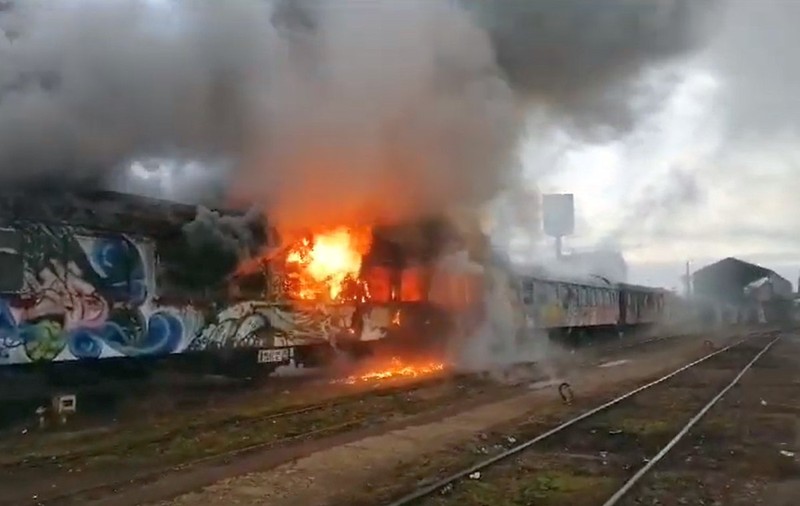 Bărbat rănit, după un foc aprins de oamenii străzii în două vagoane de tren dezafectate, în Cluj