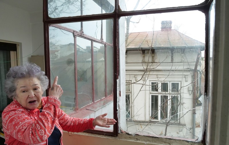 VIDEO / Locatarii unui bloc din 1939 se tem să mai stea în apartamente după ce geamurile balcoanelor se sparg din senin