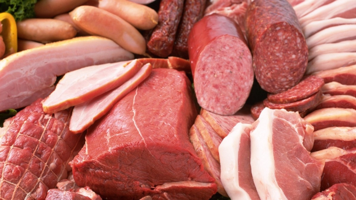 Alimente expirate de aproape un an într-un hipermarket din Timișoara