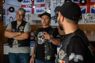 Costel, Virgil şi Florin discută în interiorul clubului
