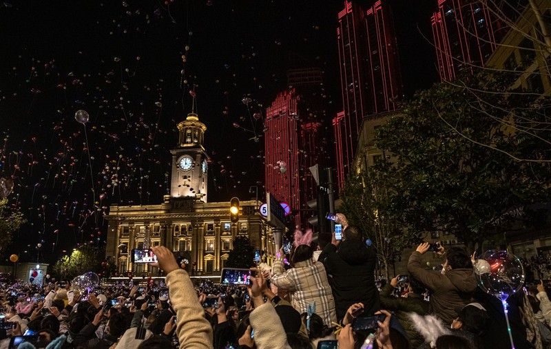Locuitorii din Wuhan au celebrat Revelionul 2021 în stradă, în Hong Kong a fost anulat tradiționalul foc de artificii