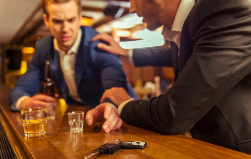 În cât timp iese alcoolul din organism. La câte ore poţi să te urci din nou la volan