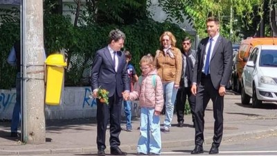 Nicușor Dan cu fetița la școală