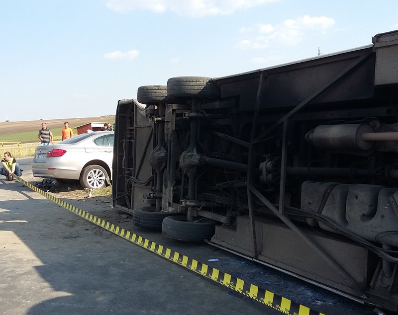 Plan roșu activat la Galați în urma unui grav accident rutier. 18 persoane au fost rănite / FOTO