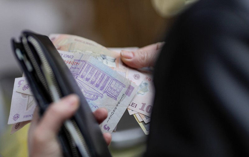 Ce modificări intră în vigoare de la 1 ianuarie 2023. Crește salariul minim, dar sunt și multe alte majorări care lovesc direct în buzunar