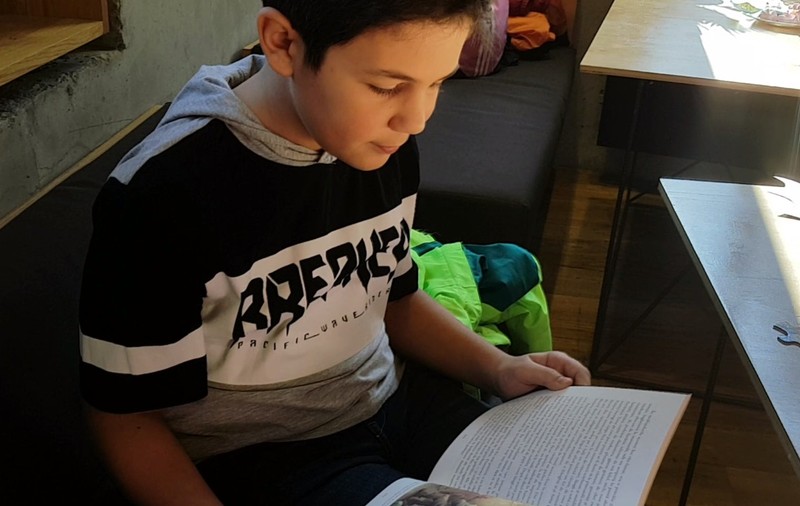 VIDEO/A schimbat Minecraft-ul cu cărțile și acum este booktuber. Andi Vlădoiu, la 10 ani, este un Dan C.Mihăilescu în online