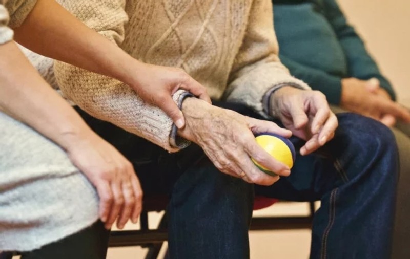 O româncă angajată să îngrijească un bătrân din Italia a primit propuneri indecente din partea acestuia. Femeia l-a înregistrat cu telefonul
