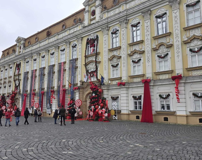 Cât a costat împodobirea festivă a „celui mai instagramabil loc din Timișoara” și a Consiliului Județean Timiș. Motivul pentru care achizițiile nu apar pe SEAP