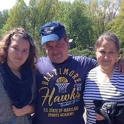 Andreea, alături de părinții ei. Prima a murit de COVID mama, Elisabeta, 53 de ani. La o săptămână după, ignorată de DSP, a decedat Andreea, 22 de ani, iar tatălui, Ionel, 48 de ani, i-au făcut testul abia când fata sa murea. Bărbatul a ieșit pozitiv și este internat.