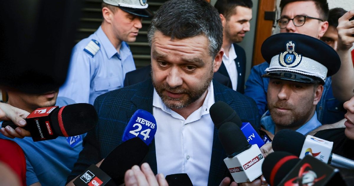 Ciprian Ciucu vorbește în fața mai multor microfoane ale ziariștilor prezenți la DNA