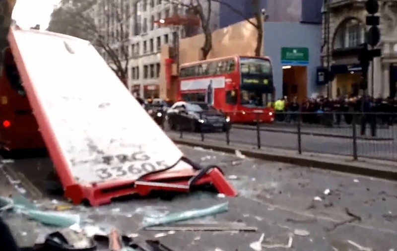 ”Am crezut că a explodat o bombă”! Accident incredibil la Londra | VIDEO