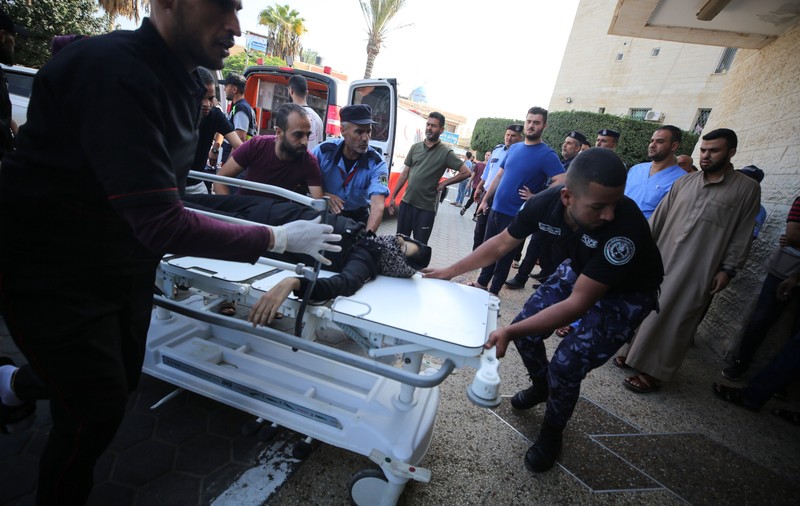 Camioane de înghețată, folosite pentru depozitarea cadavrelor de către un spital din Gaza, pe fondul numărului tot mai mare de morți