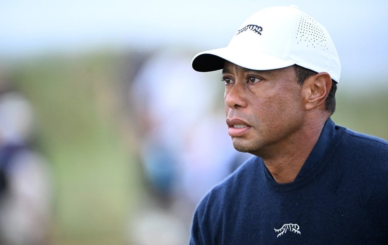 Tiger Woods a fost arestat și este acuzat de condus sub influența alcoolului, după ce s-a răsturnat cu mașina pe o șosea din Florida