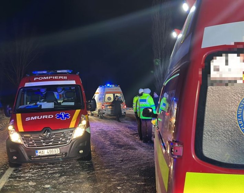 Doi copii au murit într-un accident produs pe E85, în Bacău. În mașină erau opt persoane și roțile aveau anvelope de vară