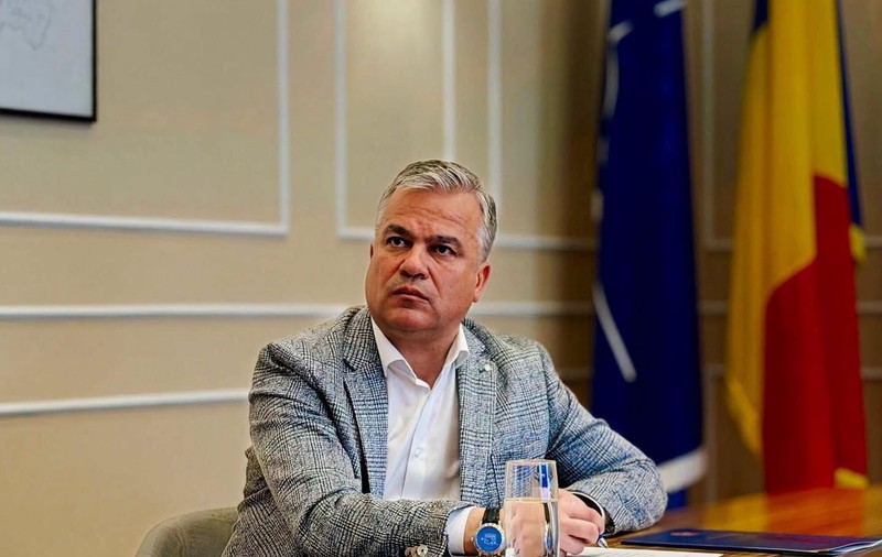 Ceasul purtat de Adrian Veștea nu este un model elvețian de 70.000 de euro, ci un ceas unicat făcut de românul Augustin Matei