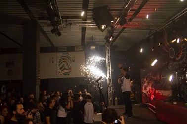 Imagine din seara de 31 octombrie 2015 cu artificiile de la care a izbucnit incendiul în clubul Colectiv