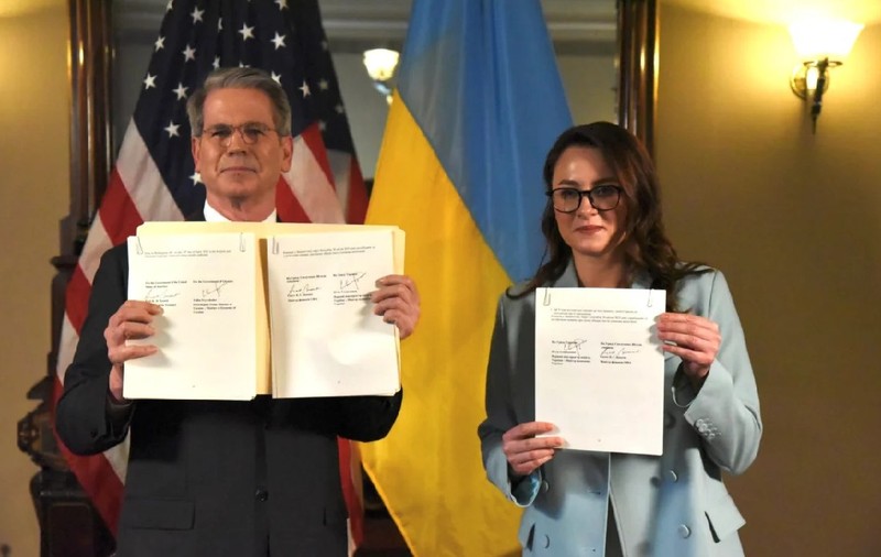 Ucraina și SUA au semnat acordul mineralelor. Donald Trump: „Ne garantează banii”