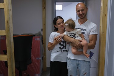 Mădălina și Ionuț, alături de bebelușul lor