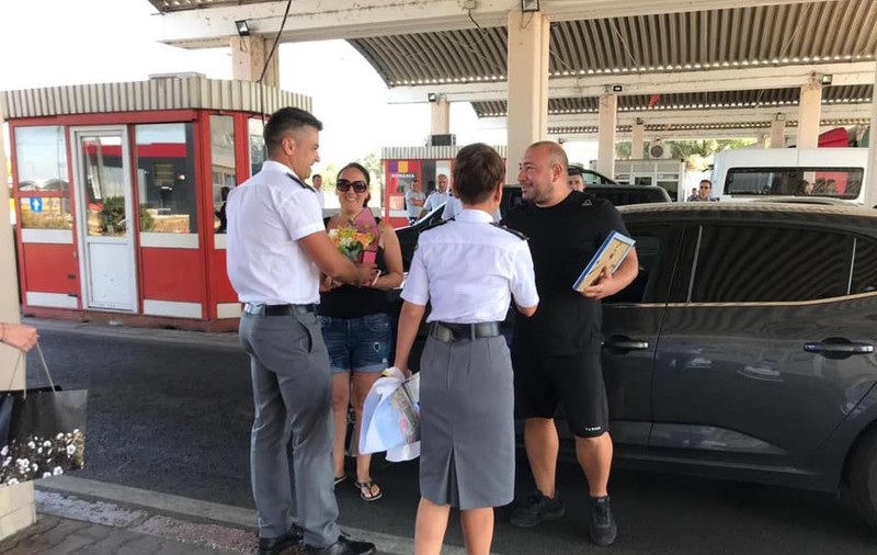 Un scafandru român a devenit erou în Bulgaria, după ce a salvat două persoane de la înec. La întoarcerea în țară, a fost primit cu flori și aplauze