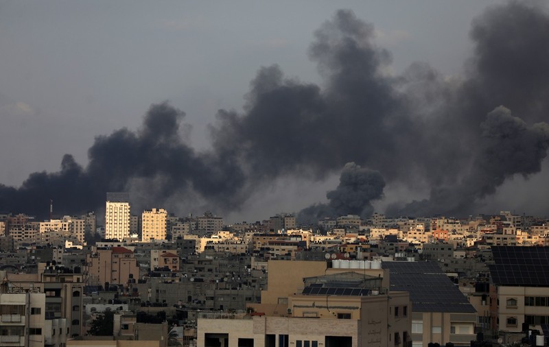 Fâșia Gaza, vizată de un nou val de bombardamente efectuate de Israel. Cel puțin 1.100 de oameni au murit în enclava asediată