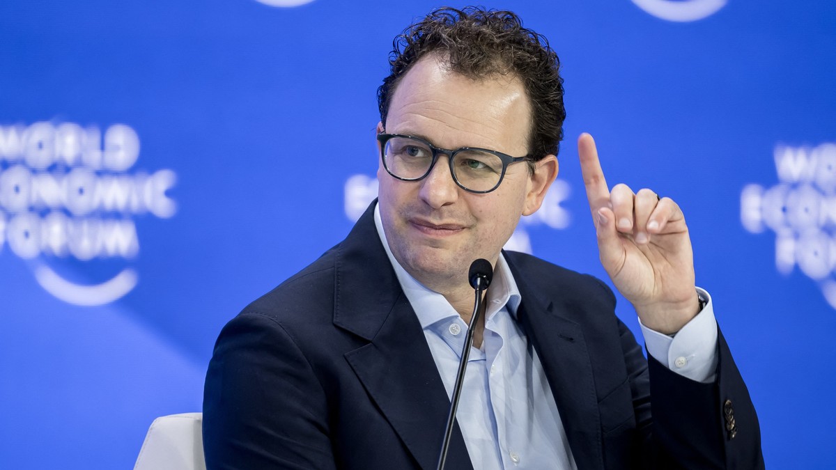 Dario Amodei în costum la World Economic Forum