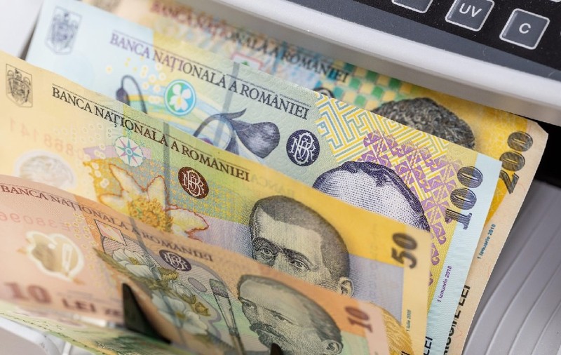 Bancnote românești în aparatul de numărat bani