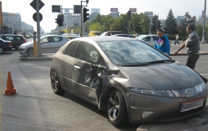Duba poliţiei s-a tamponat în trafic 