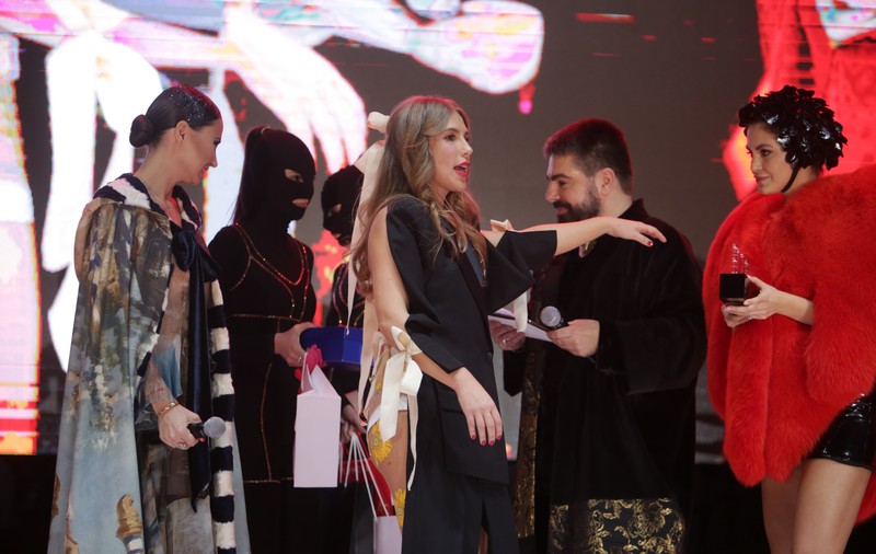 Video EXCLUSIV/ Gala ELLE. Cristina Săvulescu a primit trofeul pentru cel mai bun designer. Ce i-a zis Corina Bud