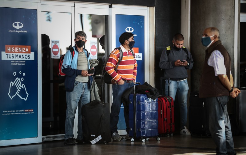 Și-a falsificat testul Covid ca să zboare în Argentina și a ajuns la destinație bolnav. Câţi ani de închisoare riscă