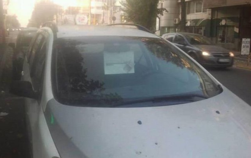 A vrut să plătească parcarea și n-a avut cum! A găsit o metodă originală de a atrage atenția: "Dacă mă amendezi, o faci cu rea-voință"