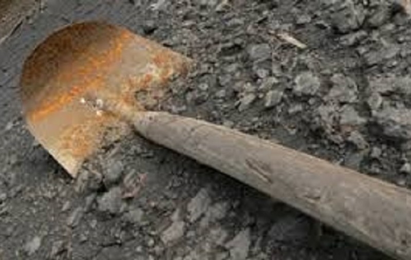 Un bărbat a fost bătut cu lopata de fiul concubinei sale! Totul a pornit de la o pereche de cercei