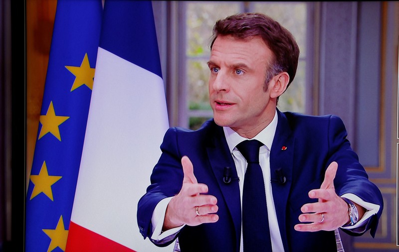 Emmanuel Macron, criticat după ce și-a scos discret ceasul „de lux” în timpul unui interviu despre reforma pensiilor
