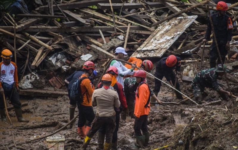 Cel puțin 46 de persoane au fost date dispărute în urma unor alunecări de teren în zona unei mine de aur ilegale din Indonezia