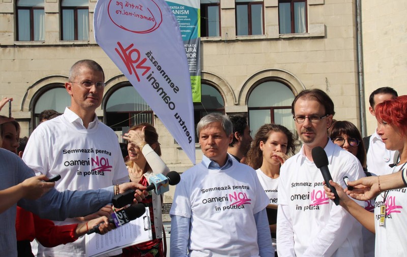 USR depune la Senat iniţiativa cetăţenească "Oameni noi în politică". S-au strâns 140.000 de semnături pentru reforma electorală