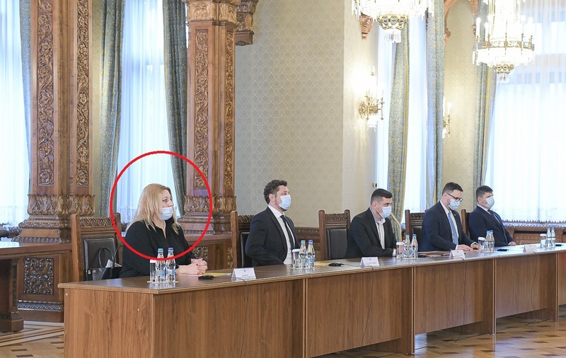 Diana Șoșoacă, cu masca de protecție sub nas la discuțiile cu președintele, după ce delegația AUR a întârziat la Cotroceni