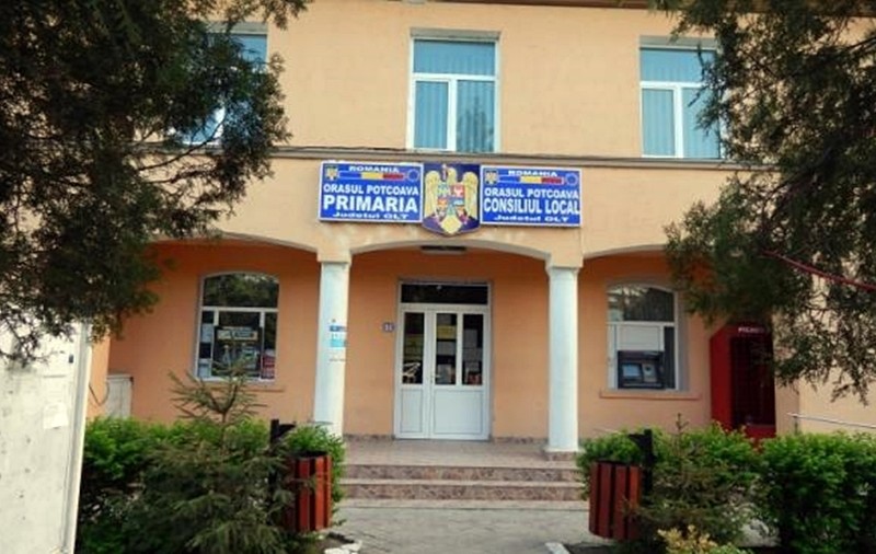 Primarul și viceprimarul din comuna Potcoava din Olt, cercetați pentru coruperea alegătorilor