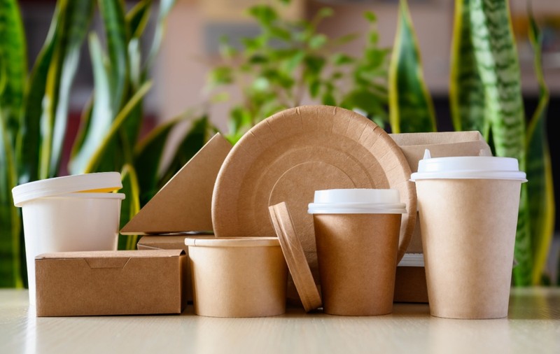 Beneficiile unui catering sustenabil cu tacâmuri și produse biodegradabile