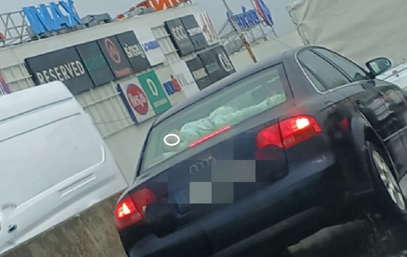 Copil fotografiat întins sub luneta mașinii, în timpul mersului, la Timișoara: „Ce se întâmpla la o frână bruscă?!”