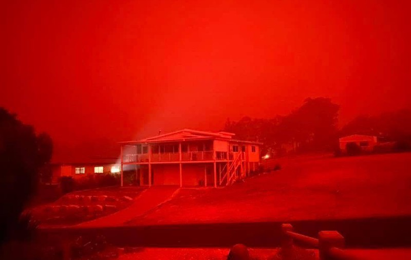 Scene apocaliptice în Australia. Mii de oameni s-au refugiat pe plajă și în mare pentru a se salva de flăcări